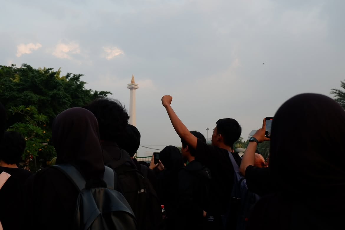 Di Bawah Bendera Kehancuran